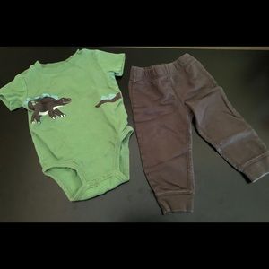 🌷 5/$15.00 12 month boy’s shortsleeved outfit